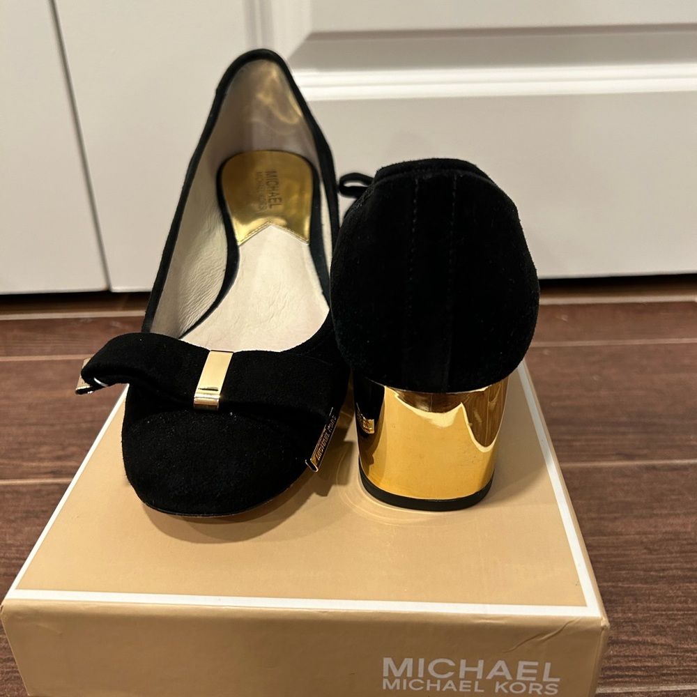 Women’s black mid heel shoes size 9
